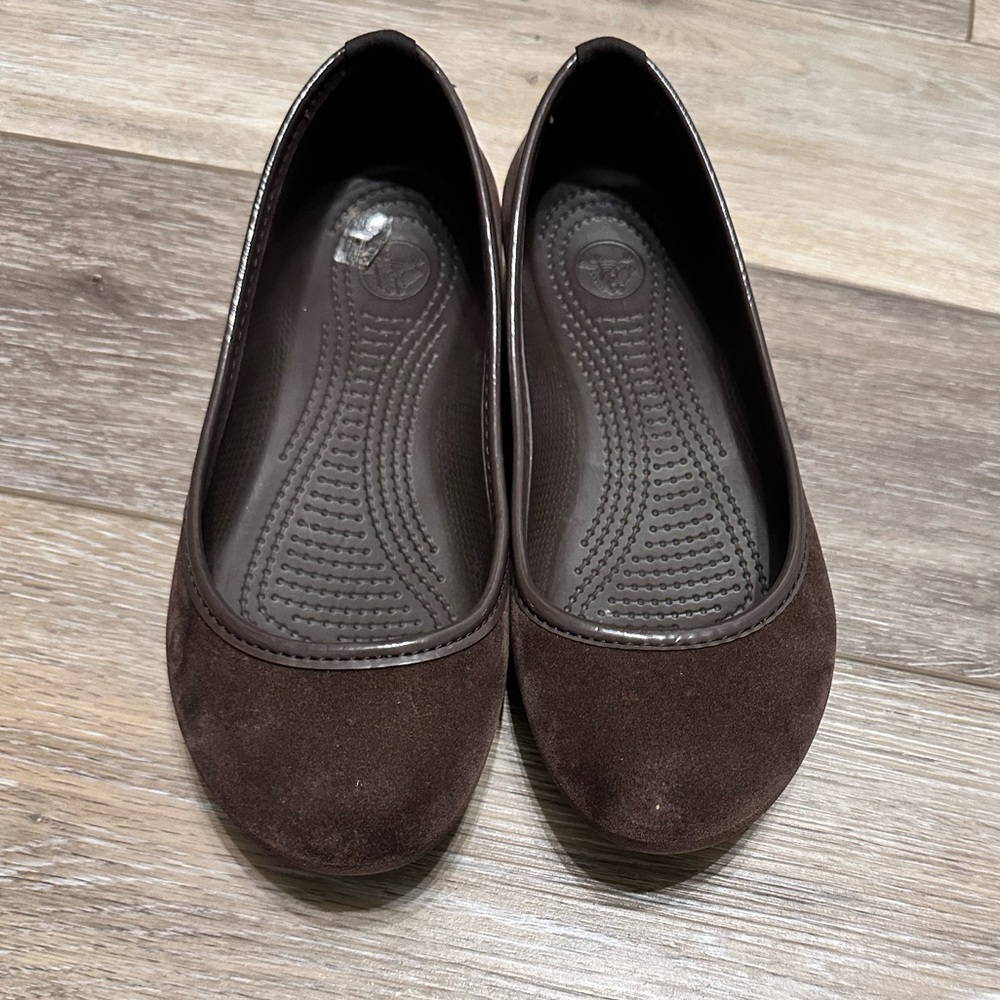 🥿 Dark brown Crocs size (W 7)